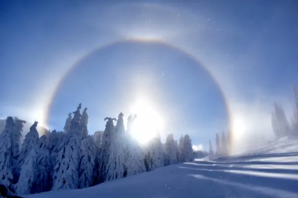 FOTO. Imagini spectaculoase în Masivul Postăvarul: Fenomen Halo și mare de nori  
