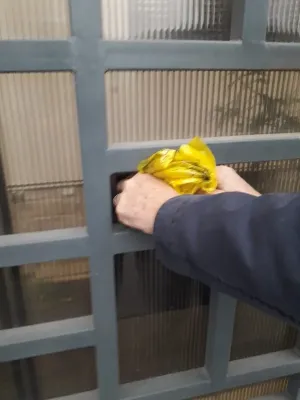 Sac unic pentru „reciclabile”, în toate zonele de case din Braşov. Oamenii vor primi de la operatorii de salubritate 2 saci: unul pentru „menajere”, celălalt pentru reciclabile
