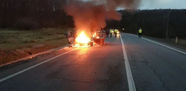 Autoturism în flăcări pe DN1