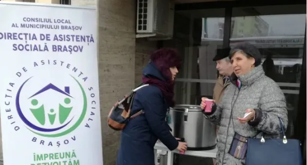 „Un ceai cald, o vorbă bună” în zona Gării Braşov 