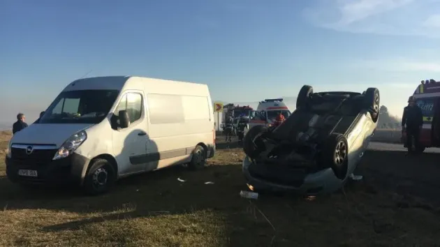 Tamponare cu aterizare în câmp: una pe roţi, una cu roţile-n sus