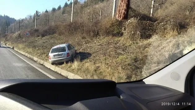 DN1, Timişu de Jos: Maşină în décor, alertă la 112