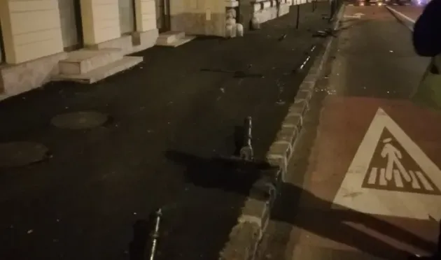 Ieri noapte, în Braşov: A rupt vreo 5 stâlpi până să se oprească