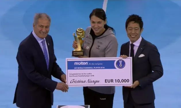 Cristina Neagu şi-a primit trofeul de cea mai bună jucătoare a lumii în 2018