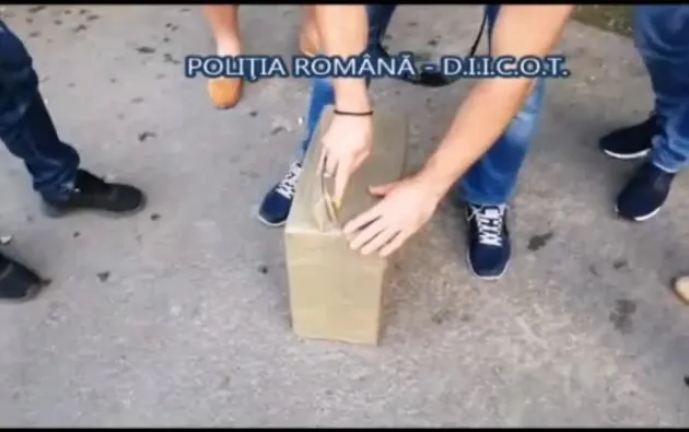 Primea droguri prin curier