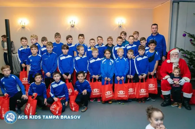 Sute de mici sportivi de la ACS Kids Tâmpa l-au aşteptat pe Moş Crăciun