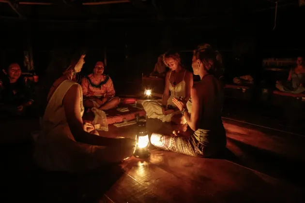 DIICOT Braşov: Fostul șef al al serviciului secret al MAI, concubina sa şii un cetăţean britanic, arestaţi pentru „ritualuri cu Ayahuasca”