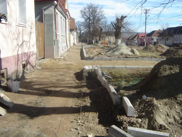 Au început lucrările privind modernizarea şi asfaltarea străzii Petru Rareş