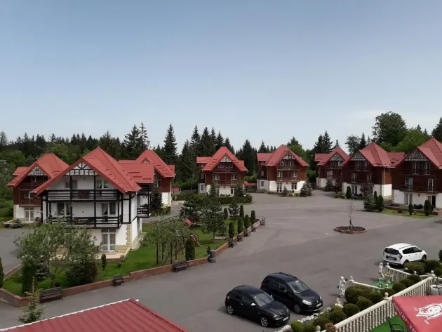 Complexul turistic Monterai din Poiana Braşov, scos, din nou, la vânzare pentru 15 milioane de lei