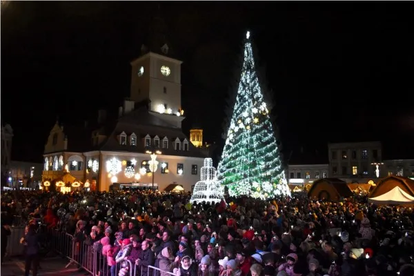 Duminică, ultima zi cu bradul împodobit în Piața Sfatului. Pe străzile din Centrul vechi al Brașovului a început demontarea ornamentelor