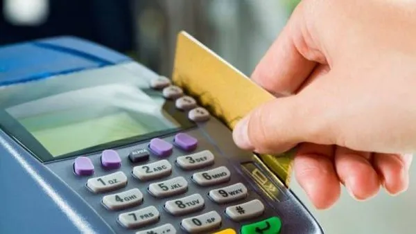 Și-a făcut de cap cu un card furat dintr-un taxi