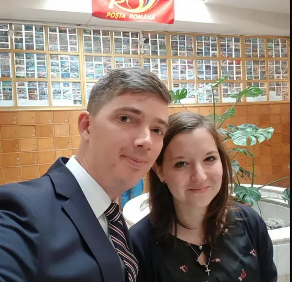 Cărţile poştale i-au arătat lumea. Altora le pot aduce un laptop