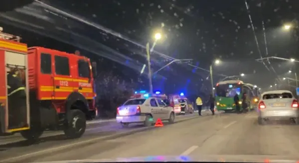 Autobuz RATBV implicat într-un accident rutier pe podul de la Triaj
