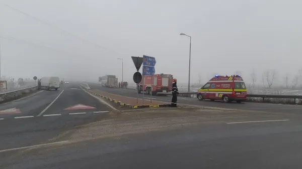 Ceaţa l-a „orbit”. Cu 55 de oameni la bord, nu a văzut maşinile din calea lui