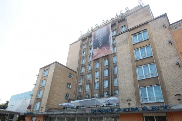 Aro Palace investeşte în refacerea faţadei ca să nu plătească impozite cu 500% mai mari. Bugetul de investiţii: 1,4 milioane de euro