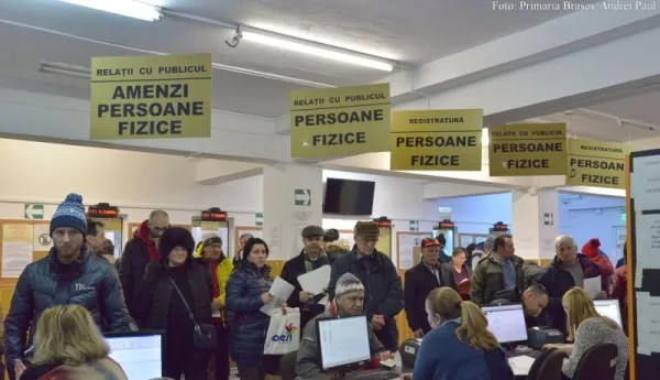Mai mulți brașoveni s-au așezat la coadă de la ora 5.00 pentru a plăti taxele și impozitele locale
