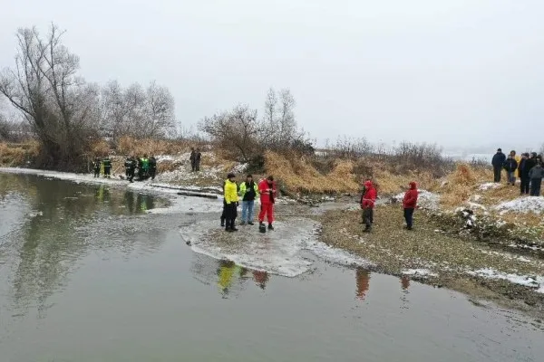 A fost găsit şi cel de-al doilea copil dispărut. Tot în Olt, într-o zonă unde apa are 2,5 metri adâncime