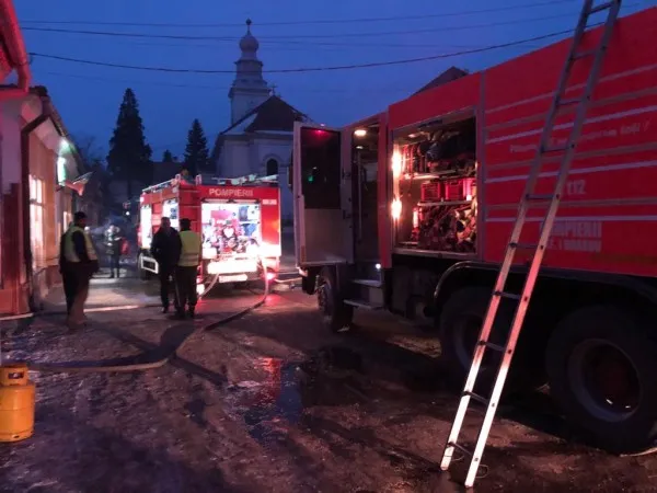 Incendii la 3 şi 6 dimineaţa, la Apaţa şi Crizbav