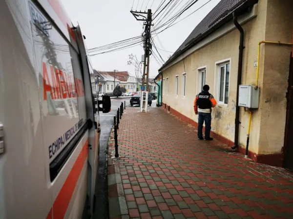 Prizonierul propriei mame: S-a încuiat în casă şi a ameninţat că-şi omoară copilul
