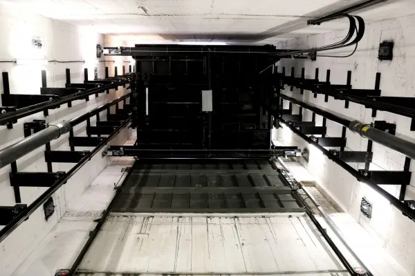 Braşovenii de la ELMAS au câştigat un nou premiu de „Project of the Year” cu un lift instalat în Tel Aviv şi care poate ridica şase tone