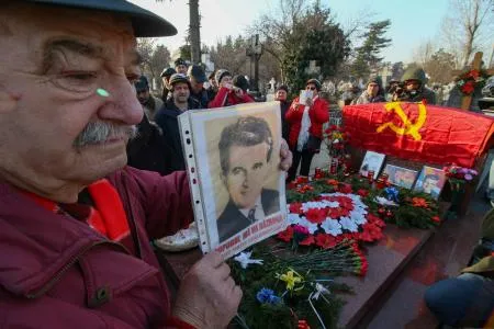 Aglomeraţie la mormântul lui Nicolae Ceauşescu