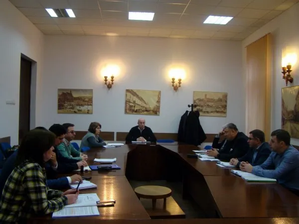 Criza de la „Uzina R” de la Feldioara, dezbătută la Prefectura Braşov cu şeful CNU