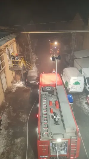 Noaptea incendiilor: Hală din zona Carfil şi gospodării din Zărneşti şi Prejmer, cuprinse de flăcări