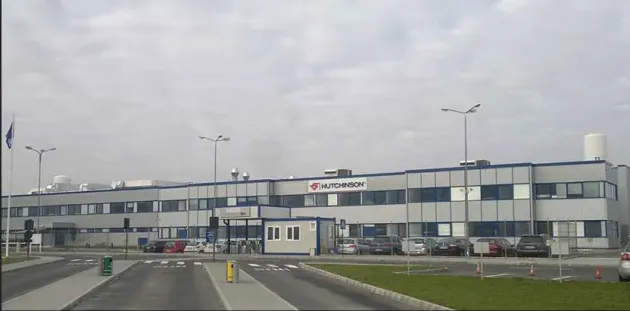 6 autospeciale de pompieri au intervenit pentru a stinge un incendiu izbucnit la fabrica Hutchinson