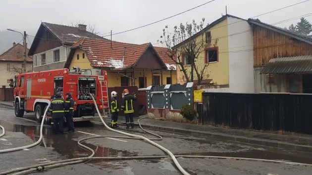 O sobă nesupravegheată era să-l lase fără casă pe un braşovean. I-a ars acoperişul şi tot ce avea în două camere