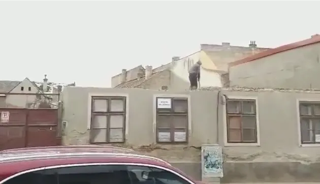 Lucrări de demolare care pun în pericol trecătorii