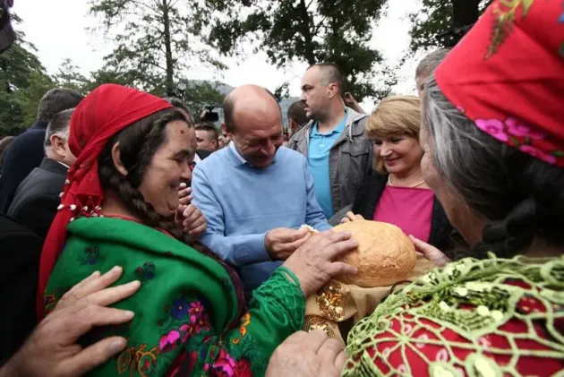 În 2003, primarul Băsescu propunea ca romii să fie ţinuţi în ghetouri
