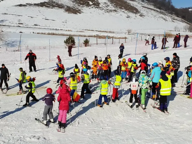 Peste 100 de copii aşteptaţi la Cupa de schi „Iordan Popica”, 
la Valea Mare