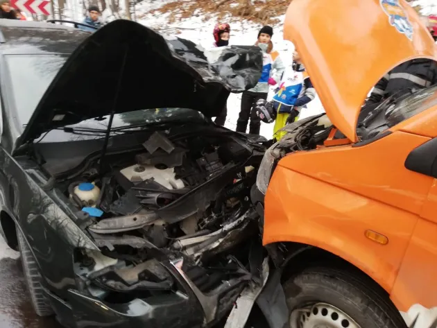 Şapte copii şi trei adulţi au ajuns la spital după un accident pe Drumul Poienii