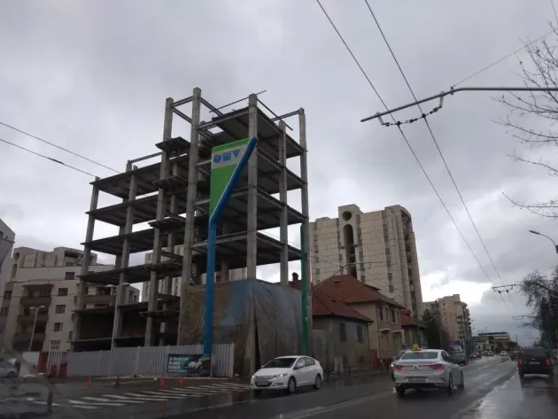 O clădire abandonată din zona Aulei Sergiu Chiriacescu va fi transformată în imobil de birouri