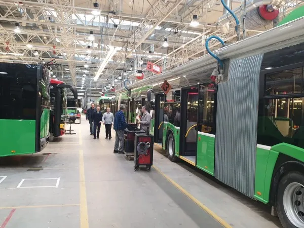 Cum vor arăta troleibuzele noi care vor ajunge la Braşov în primăvară. Acestea vor circula şi în zonele în care nu există linii de contact