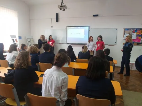 Cyberbullying-ul nu le e străin elevilor din Braşov