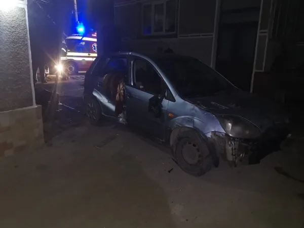 A intrat cu maşina în poarta casei