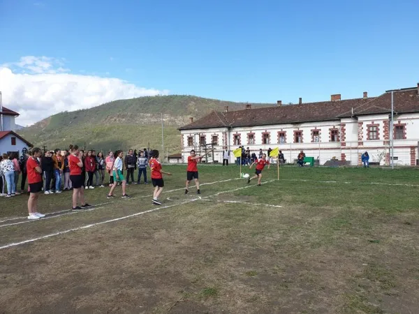 Duce Recea-n lume cu mingea de oină