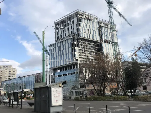 Cum a ajuns să crească, în loc să scadă, numărul locurilor de parcare de la mall-ul AFI Braşov