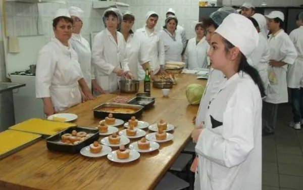 Meserii pentru cei care 8 clase: bucătar şi lucrător în comerţ