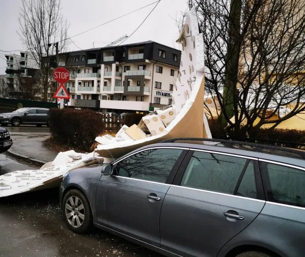 FOTO. Bilanț SVSU Brașov: șase arbori doborâți, o reclamă prăbușită și o izolație luată de vânt 