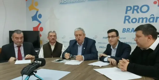 Ecologiştii din Bran au trecut „cu arme şi muniţii” la Pro România