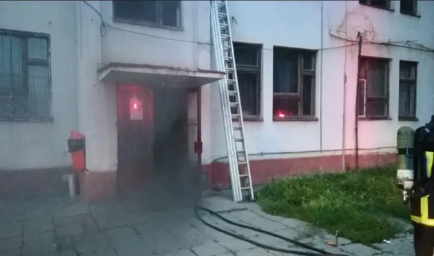 Fum şi panică în casa scării