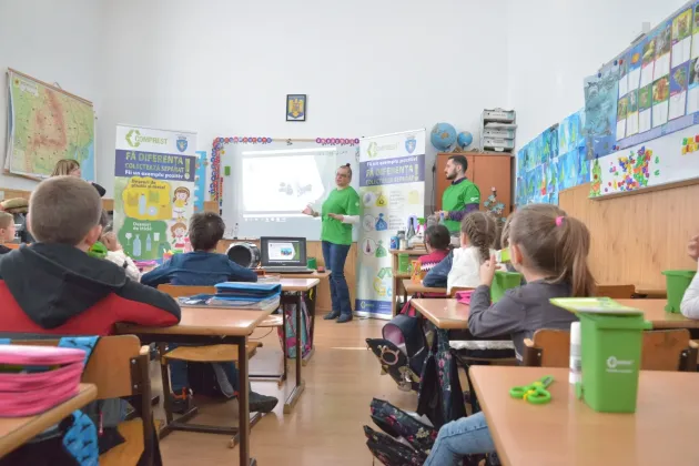 „De la mic la mare reciclăm!” sau despre reciclare la clasa I, în şcolile din Braşov