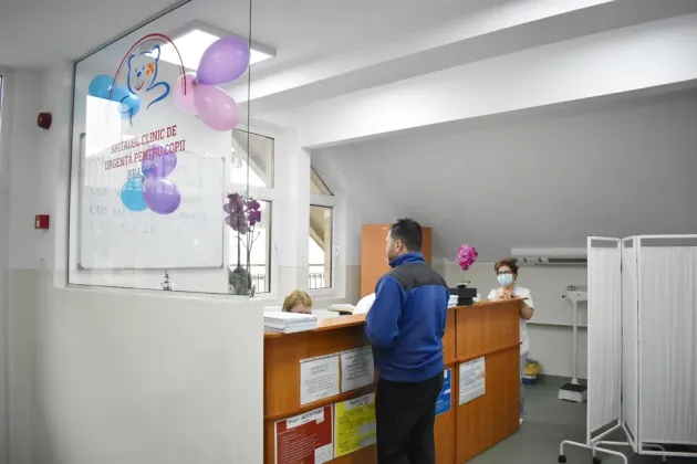 „Doar febra nu este o urgenţă sau o boală”. Medicii de la Spitalul de Copii Braşov: când (nu) vii cu copilul la Urgenţe