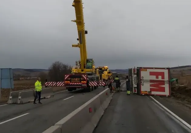 Un TIR răsturnat a blocat jumătate de zi DN 13, în zona localităţii Hoghiz