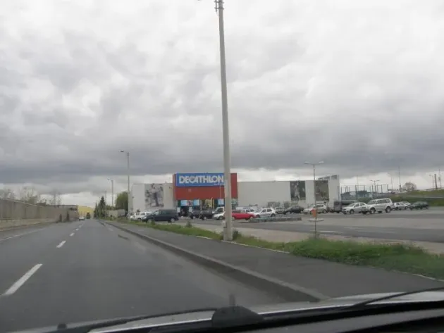 Decathlon vrea să se extindă la Braşov, cel puţin în ceea ce priveşte spaţiile de parcare