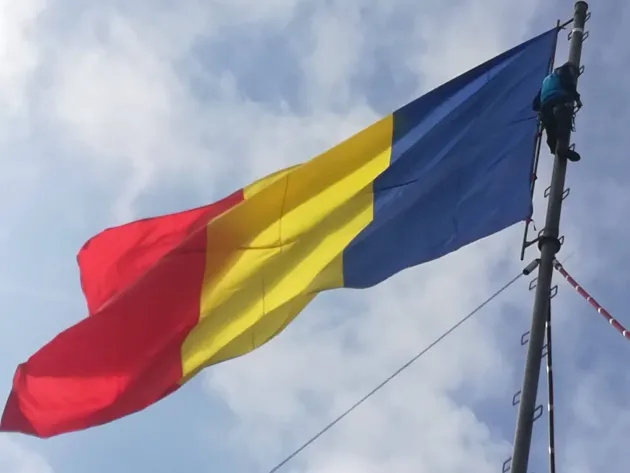 Alt tricolor ne veghează de pe Tâmpa