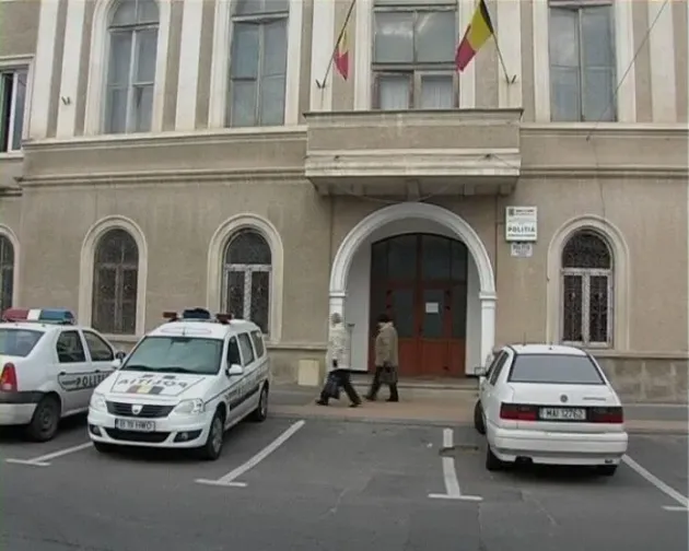 La 20 şi 21 de ani, evacuaţi din casa părinţilor. Mamele au fost cele care au chemat Poliţia