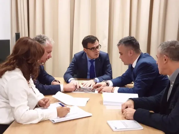 Întâlnire la Bucureşti pentru alternativa la DN1. Consiliul Judeţean Braşov va plăti studiul de fezabilitate pentru amenajarea drumului forestier spre Valea Doftanei 